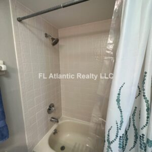 926 Guest Bathroom Tub and Shower