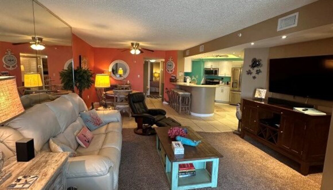 423 Living Room With Dining Area Beyond (Custom) 423 Living Room With Dining Area Beyond (Custom)